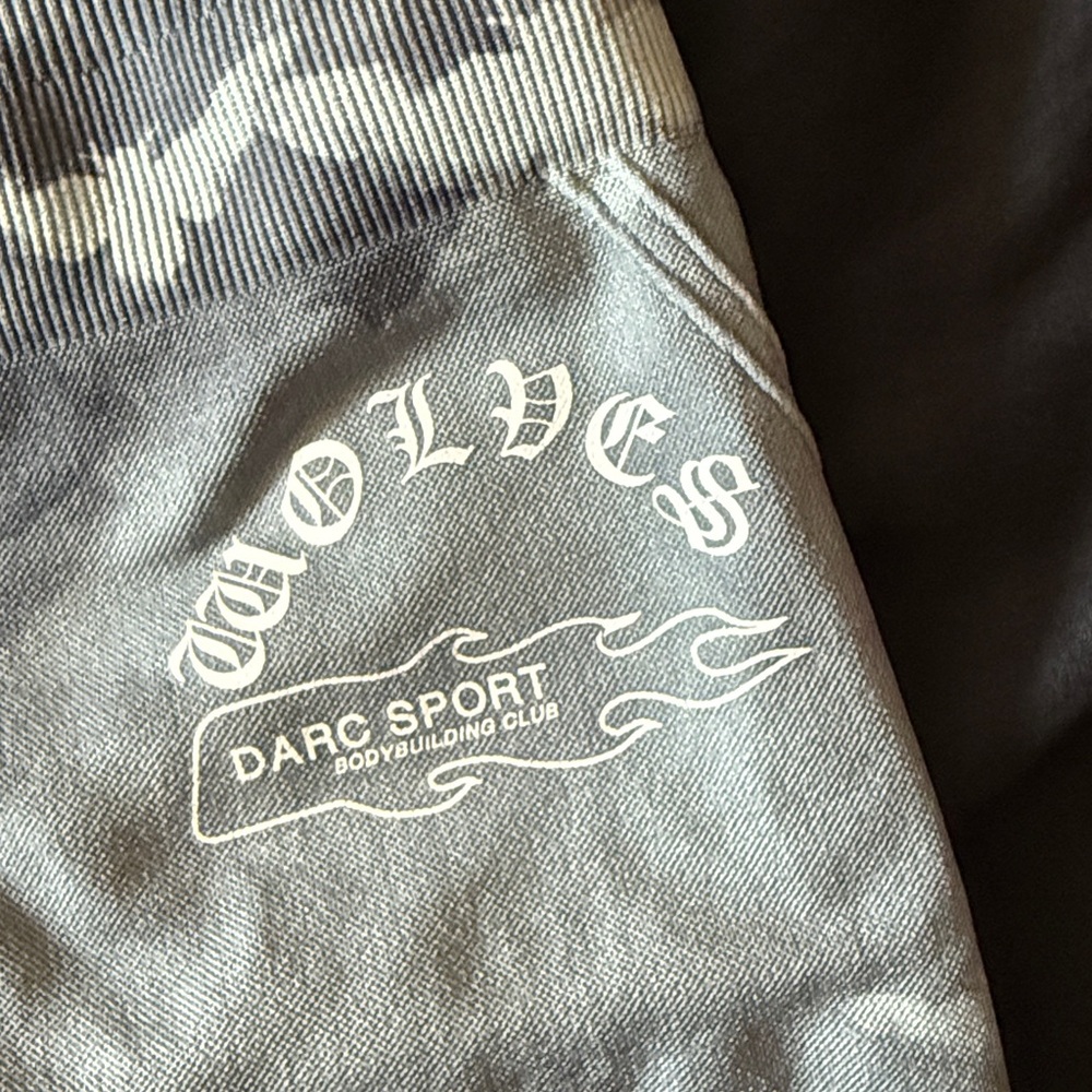 Gray Wolves Graphic Shorts - Picture 6 of 8